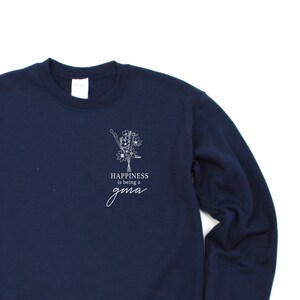 Könnte beinhalten: Ein marineblauer Pullover mit einer weißen Grafik eines Blumenstraußes und dem Text "Happiness is being a grandma".