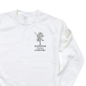 Bouquet Style – Happiness is Being a NENA – BASIC FLEECE Crewneck | Nena Grafik-T-Shirt | Muttertagsgeschenk | Geschenk für Nena | Ich liebe meine Crew |