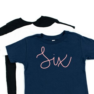 Geburtstagszahl SECHS © CURSIVE FONT | Kleinkind Mädchen Shirt | Geburtstag Mädchen Shirt | Shirt für Kleine Mädchen | Mädchen T-Shirts | Baby Mädchen Shirt