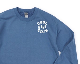 COOL Gigi CLUB - Design avec poche - Pull ras du cou en polaire de BASE | T-shirt graphique Gigi | Cadeau Fête des Mères | Cadeau pour Gigi | J'aime mon équipe | La vie de grand-mère