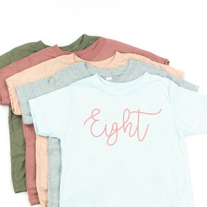 Geburtstagszahl ACHT© CURSIVE FONT | Kleinkind Mädchen Shirt | Geburtstag Mädchen Shirt | Shirt für Kleine Mädchen | Mädchen T-Shirts | Baby Mädchen Shirt