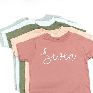 Geburtstag Nummer SIEBEN© CURSIVE FONT | Kleinkind Mädchen Shirt | Geburtstag Mädchen Shirt | Shirt für Kleine Mädchen | Mädchen T-Shirts | Baby Mädchen Shirt