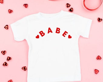 BABE (Two Hearts) - T-shirt à manches courtes pour enfant | Ensemble pour la Saint-Valentin pour enfants | graphique Saint-Valentin | équipage Cupidon | J'aime ma maman | Embrasse-moi |