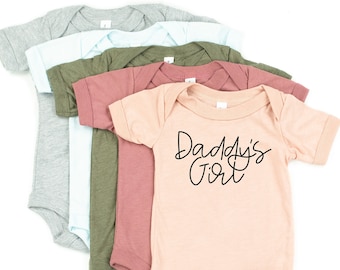 Daddy's Girl - 筆記体 Daddy's Girl シャツ | 幼児用女の子シャツ | 小さな女の子用シャツ | 小さな女の子用シャツ | ベビーガールシャツ | お父さんへのギフト