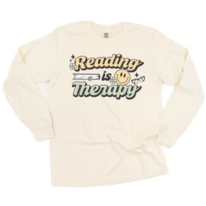 Reading Is Therapy - KOSZULKA Z DŁUGIM RĘKAWEM Comfort Colors | Rather Be Reading | Prezent dla mamy | Dzień Matki | Miłośnik książek | Koszulka z grafiką do czytania |