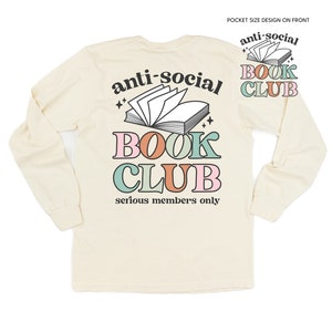 Klub Książki Antyspołecznej (Kieszeń z przodu / Pełny rozmiar z tyłu) - DŁUGI RĘKAW Comfort Colors Tee | Rather Be Reading | Prezent na Dzień Matki