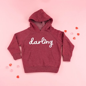 Darling - dziecięca bluza z kapturem | Dziecięcy strój walentynkowy | Kocham moją mamę | Dziecięca koszulka graficzna | Załoga Cupid | Kocham Cię najbardziej | Bądź mój | Sweter walentynkowy |