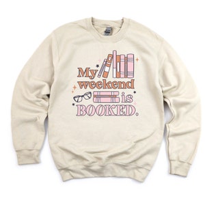 Mój weekend jest zajęty - BASIC FLEECE CREWNECK | Pomysł na prezent dla kobiet | Miłośniczka pornografii | Miłośniczka książek | Jeszcze jeden rozdział | Prezent na Dzień Matki |