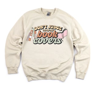 Nie oceniaj mnie po okładkach książek - BASIC FLEECE CREWNECK | Prezent dla kobiet | Miłośniczka pornografii | Miłośniczka książek | Jeszcze jeden rozdział | Prezent dla mamy |