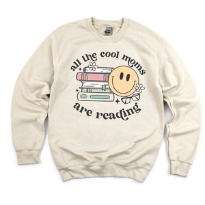 All The Cool Moms Are Reading - BASIC FLEECE CREWNECK | Pomysł na prezent dla kobiet | Miłośniczka pornografii | Miłośniczka książek | Jeszcze jeden rozdział | Prezent dla mamy |