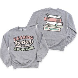 Czytanie fikcji to moje uzależnienie na przodzie z książkami na tyle - BASIC FLEECE CREWNECK | Pomysł na prezent dla kobiet | Łasica na sprośności | Jeszcze jeden rozdział
