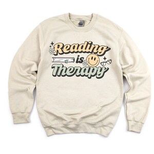 Czytanie to terapia - BASIC FLEECE CREWNECK | Pomysł na prezent dla kobiet | Miłośniczka pornografii | Jeszcze jeden rozdział | Dzień Matki | Prezent dla miłośniczki książek |