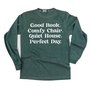 Dobra Książka. Wygodny Fotel. Cichy Dom. Idealny Dzień. - Koszulka Z DŁUGIM RĘKAWEM Comfort Colors | Rather Be Reading | Prezent dla Mamy | Jeszcze Jeden Rozdział |