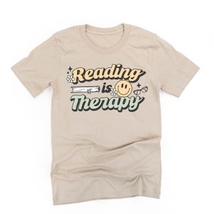 Reading Is Therapy - Koszulka unisex | Pomysł na prezent dla kobiet | Miłośniczka książek | Miłośniczka pornografii | Dzień Matki | Koszulka graficzna Reading | Rather Be Reading