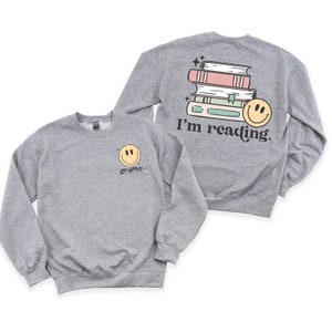 Go Away... Kieszeń z przodu z napisem I'm Reading. Pełny wzór z tyłu - BASIC FLEECE CREWNECK | Prezent dla kobiet | Miłośniczka pornografii | Miłośniczka książek