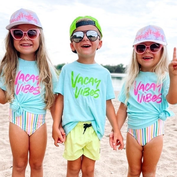 Vacay Vibes (Neon) - Kurzarm Kinder Shirt | Sommer Shirts | Kid Urlaub T-Shirts | Urlaub T-Shirts für Kinder | Strand-Shirts | Sommerzeit