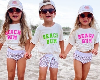 Koszulka dziecięca z krótkim rękawem i nadrukiem "Beach Bum" z przodu i "Ocean Sunset" z tyłu | Koszule letnie | Koszulki na wakacje dla dzieci | Koszulki wakacyjne | Koszule plażowe