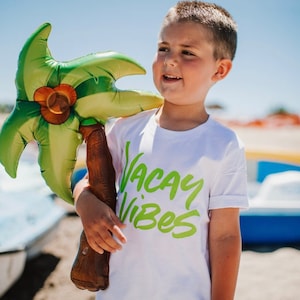 Vacay Vibes (Neon) – Koszulka dziecięca | Koszulki letnie | Koszulki wakacyjne dla dzieci | Koszulki wakacyjne dla dzieci | Koszulki plażowe | Czas letni | Koszulka plażowa dla dzieci zdjęcie 6