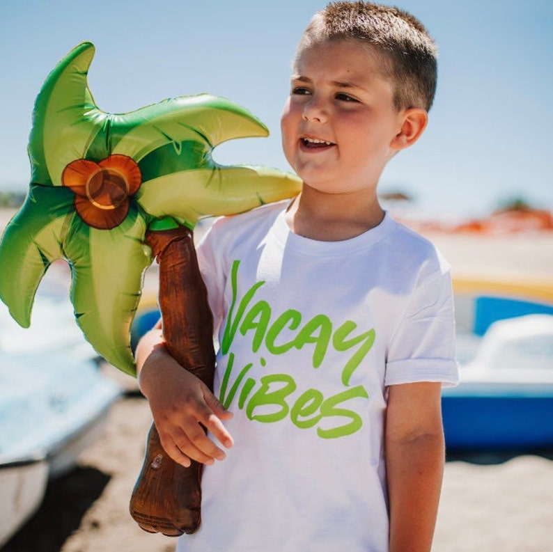 Vacay Vibes (Neon) – Koszulka dziecięca | Koszulki letnie | Koszulki wakacyjne dla dzieci | Koszulki wakacyjne dla dzieci | Koszulki plażowe | Czas letni | Koszulka plażowa dla dzieci zdjęcie 6