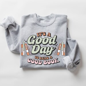 To dobry dzień na przeczytanie dobrej książki - BASIC FLEECE CREWNECK | Pomysł na prezent dla kobiet | Miłośniczka pornografii | Miłośniczka książek | Jeszcze jeden rozdział |