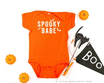 Spooky Babe - Kurzarm Kinder Shirt | Süßes oder Saures | Kinder Halloween Shirt | Baby Halloween Outfit | Spooky Season | Boo Crew |