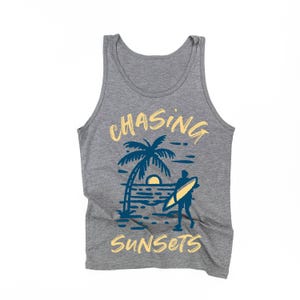 Persiguiendo Atardeceres - Camiseta de tirantes unisex / Conjunto de vacaciones / Camisetas de tirantes de playa / Camisetas de tirantes de verano / Vibras de vacaciones / Chica playera / Camisetas de vacaciones familiares /