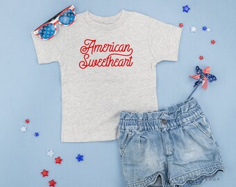 American Sweetheart - Script - Koszulka dziecięca | 4 lipca | Koszulka patriotyczna | Koszulka dziecięca z okazji 4 lipca | Koszulka graficzna dla dzieci | Akcesoria dla dziewczynek |