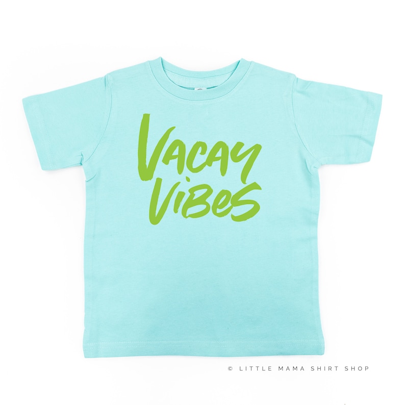 Vacay Vibes (Neon) – Koszulka dziecięca | Koszulki letnie | Koszulki wakacyjne dla dzieci | Koszulki wakacyjne dla dzieci | Koszulki plażowe | Czas letni | Koszulka plażowa dla dzieci zdjęcie 8