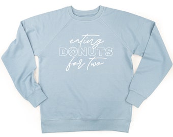 Comer donas para dos - Suéter ligero / Camiseta gráfica para mamá / Anuncio de embarazo / Suéter de maternidad / Camisetas gráficas / Vida de mamá /