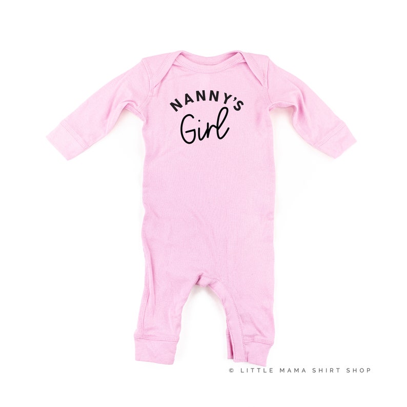 Puede incluir: Mono de beb&eacute; rosa de manga larga con el texto "Nanny's Girl" en negro.