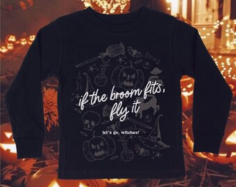 Könnte beinhalten: Schwarzes Langarmshirt mit einem Halloween-Motiv. Das Design zeigt einen Besen, Fledermäuse, Kürbisse und den Text "if the broom fits, fly it" und "let's go, witches!"