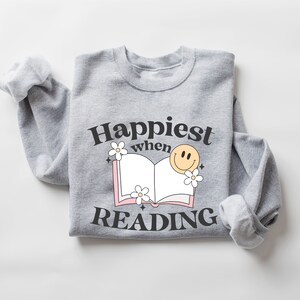 Najszczęśliwszy podczas czytania - BASIC FLEECE CREWNECK | Pomysł na prezent dla kobiet | Miłośniczka pornografii | Miłośniczka książek | Jeszcze jeden rozdział | Prezent dla mamy |