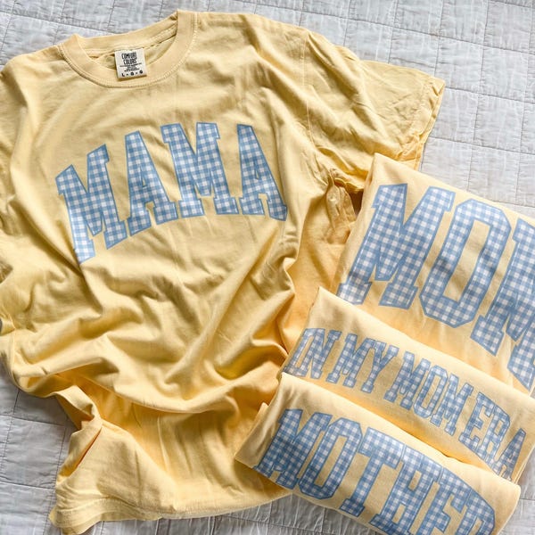 Wählen Sie den Namen Ihrer Mutter - Blauer Gingham-Druck - Comfort Colors Tee | Muttertagsgeschenk |