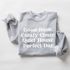 Dobra książka. Wygodny fotel. Cichy dom. Idealny dzień. - BASIC FLEECE CREWNECK | Pomysł na prezent dla kobiet | Frajer na odrażające teksty | Jeszcze jeden rozdział |