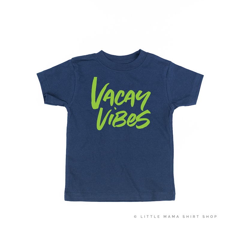 Vacay Vibes (Neon) – Koszulka dziecięca | Koszulki letnie | Koszulki wakacyjne dla dzieci | Koszulki wakacyjne dla dzieci | Koszulki plażowe | Czas letni | Koszulka plażowa dla dzieci zdjęcie 10
