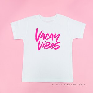 Vacay Vibes (Neon) – Koszulka dziecięca | Koszulki letnie | Koszulki wakacyjne dla dzieci | Koszulki wakacyjne dla dzieci | Koszulki plażowe | Czas letni | Koszulka plażowa dla dzieci zdjęcie 9