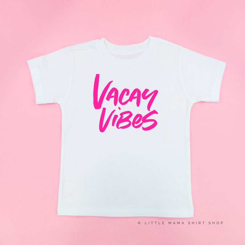 Vacay Vibes (Neon) – Koszulka dziecięca | Koszulki letnie | Koszulki wakacyjne dla dzieci | Koszulki wakacyjne dla dzieci | Koszulki plażowe | Czas letni | Koszulka plażowa dla dzieci zdjęcie 9