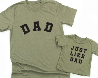 DAD - Gebogen Varsity / Just Like Dad - Set van 2 shirts - OLIJF met ZWART | Vader en zoon shirts | Vaderdagcadeau | Vader en dochter