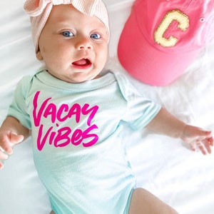 Vacay Vibes (Neon) – Koszulka dziecięca | Koszulki letnie | Koszulki wakacyjne dla dzieci | Koszulki wakacyjne dla dzieci | Koszulki plażowe | Czas letni | Koszulka plażowa dla dzieci zdjęcie 7