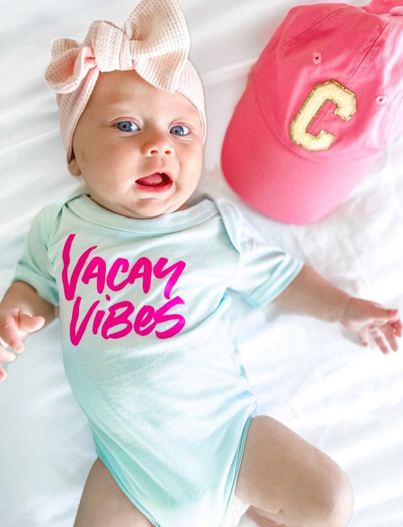 Vacay Vibes (Neon) – Koszulka dziecięca | Koszulki letnie | Koszulki wakacyjne dla dzieci | Koszulki wakacyjne dla dzieci | Koszulki plażowe | Czas letni | Koszulka plażowa dla dzieci zdjęcie 7