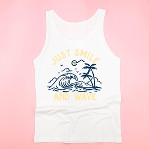 Sonríe y saluda - Camiseta unisex de tirantes / Conjunto vacacional / Camiseta playera / Camiseta de verano / Vibras vacacionales / Chica playera / Camisetas para vacaciones familiares /