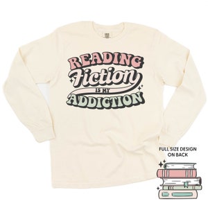 Czytanie fikcji to moje uzależnienie na przodzie z książkami na tyle - DŁUGI RĘKAW Comfort Colors Tee | Rather Be Reading | Prezent dla mamy | Dzień Matki