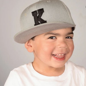 INICIALES UNIVERSITARIAS - Talla infantil - Sombrero de ala plana - Gris con letra negra / Sombreros para niños / Sombrero de ala plana para niños / Sombreros para niños / Sombrero con monograma