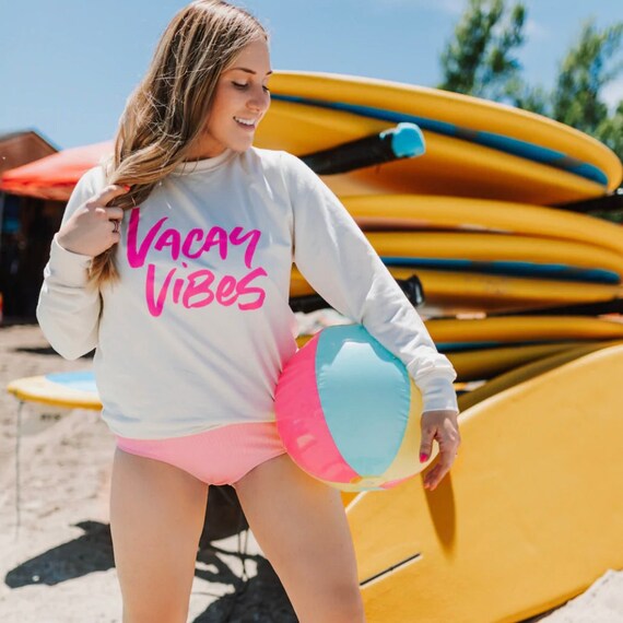 Vacay Vibes Neon Pull pull léger de chandail de vacances Chemise de plage  Tees graphiques de vacances Vacay Vibes -  France