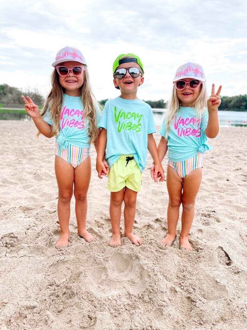 Vacay Vibes (Neon) – Koszulka dziecięca | Koszulki letnie | Koszulki wakacyjne dla dzieci | Koszulki wakacyjne dla dzieci | Koszulki plażowe | Czas letni | Koszulka plażowa dla dzieci zdjęcie 1