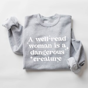 Oczyszczona kobieta to niebezpieczne stworzenie - BASIC FLEECE CREWNECK | Pomysł na prezent dla kobiet | Miłośniczka pornografii | Miłośniczka książek | Jeszcze jeden rozdział |