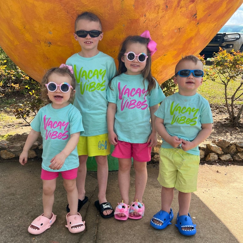 Vacay Vibes (Neon) – Koszulka dziecięca | Koszulki letnie | Koszulki wakacyjne dla dzieci | Koszulki wakacyjne dla dzieci | Koszulki plażowe | Czas letni | Koszulka plażowa dla dzieci zdjęcie 5