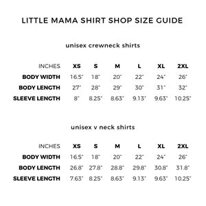 Op de afbeelding: Maattabel voor unisex crewneck en V-hals shirts van Little Mama Shirt Shop. Afmetingen in cm voor lichaamsbreedte, lichaamslengte en mouwlengte, van XS tot 2XL. De gids is in zwarte tekst op een witte achtergrond.