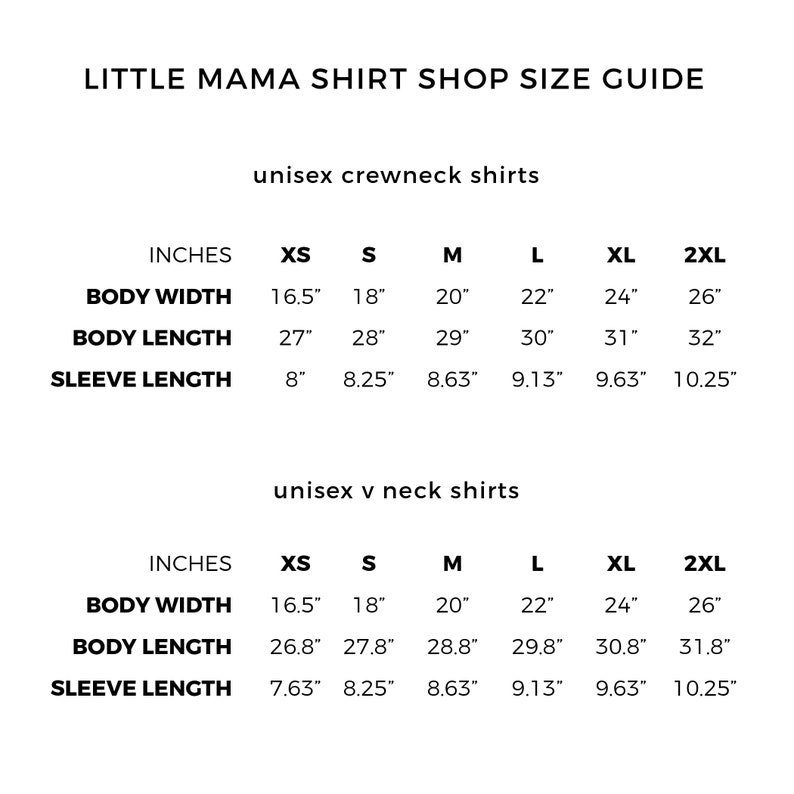 Op de afbeelding: Maattabel voor unisex crewneck en V-hals shirts van Little Mama Shirt Shop. Afmetingen in cm voor lichaamsbreedte, lichaamslengte en mouwlengte, van XS tot 2XL. De gids is in zwarte tekst op een witte achtergrond.