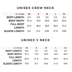 Op de afbeelding: Maattabel voor unisex shirts met ronde hals en V-hals. De maten zijn in inches. De tabel toont de lichaamslengte, de breedte van het lichaam, de totale lichaamslengte en de mouwlengte voor de maten XS, S, M, L en XL.